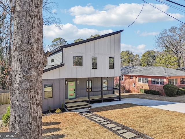 view of front of home featuring a porch