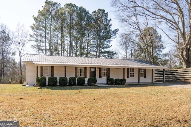 ranch-style home featuring a front lawn and covered porch