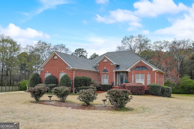 view of front of home featuring a front lawn