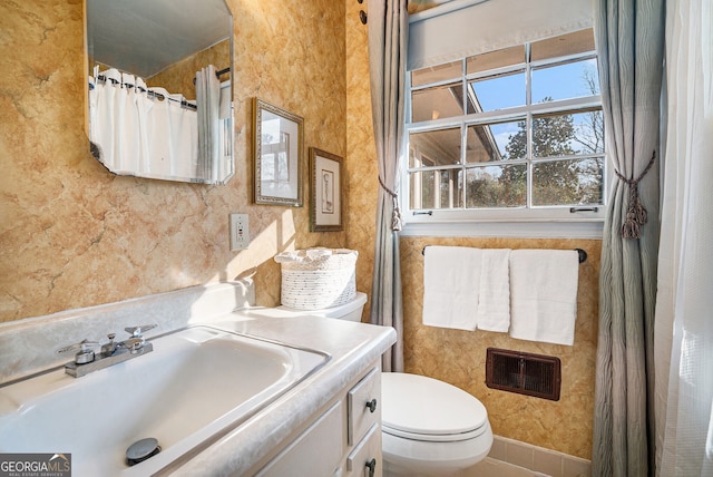 full bathroom featuring visible vents, vanity, and toilet