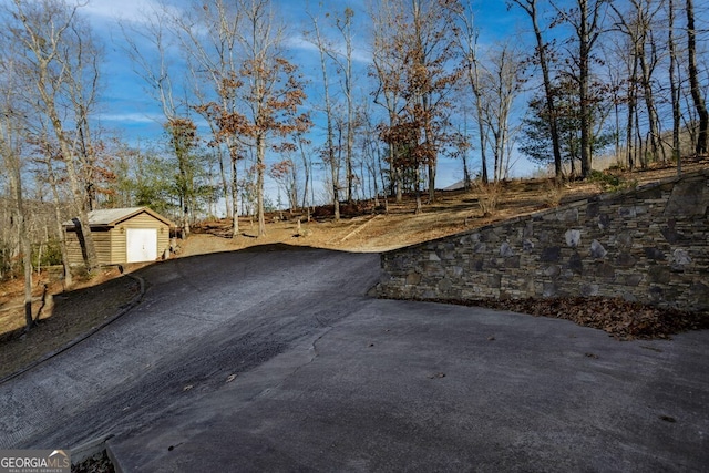 view of yard featuring an outdoor structure