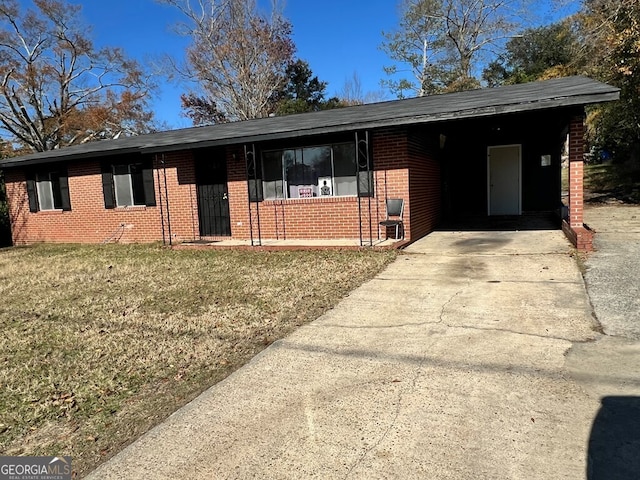 single story home featuring a carport and a front lawn