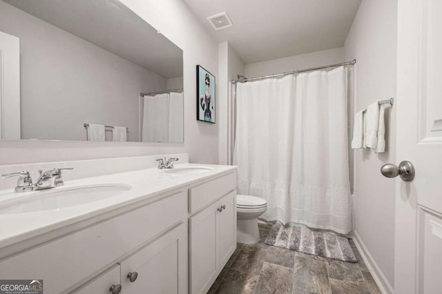 bathroom with a shower with curtain, vanity, and toilet