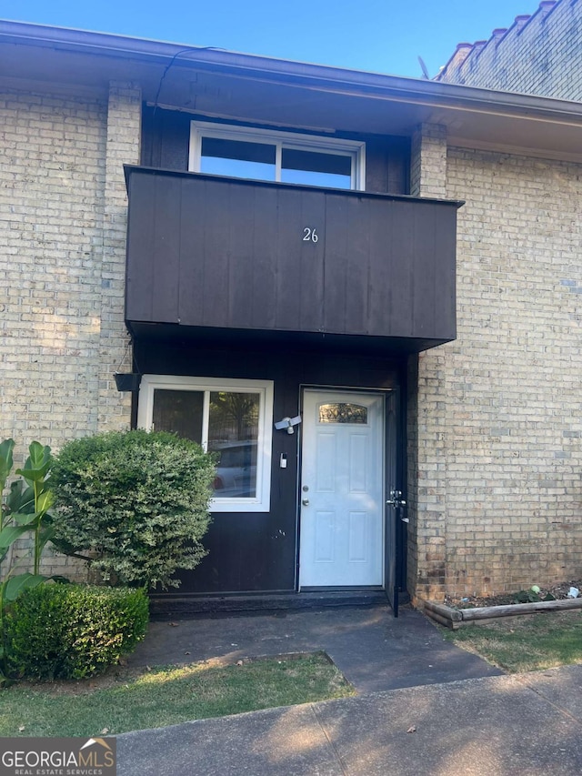 entrance to property featuring a balcony