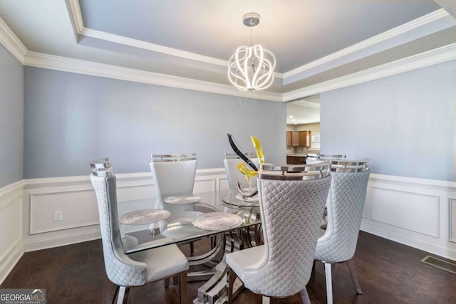 dining room featuring ornamental molding, dark hardwood / wood-style floors, and an inviting chandelier