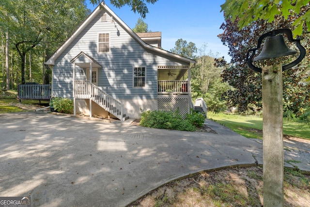 view of front of property featuring ceiling fan