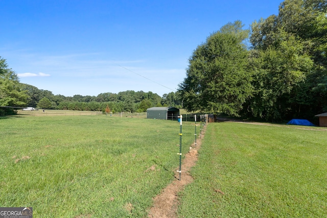 view of yard featuring a rural view