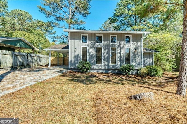 view of front of home featuring a front lawn and a carport