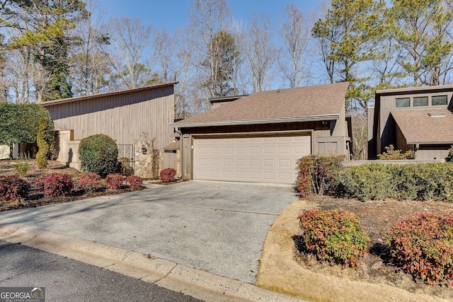 view of front facade featuring a garage