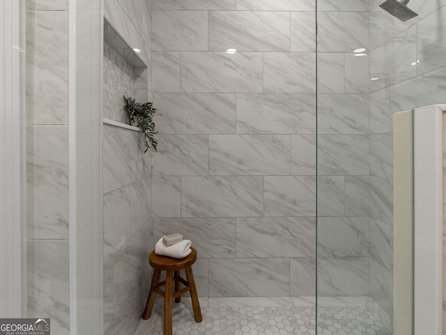 bathroom featuring a tile shower