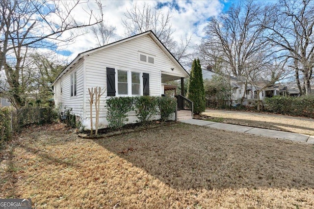 view of front facade featuring a front yard