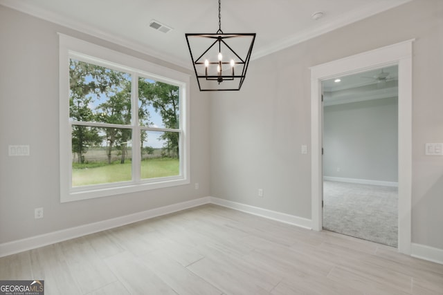 empty room featuring crown molding and a notable chandelier