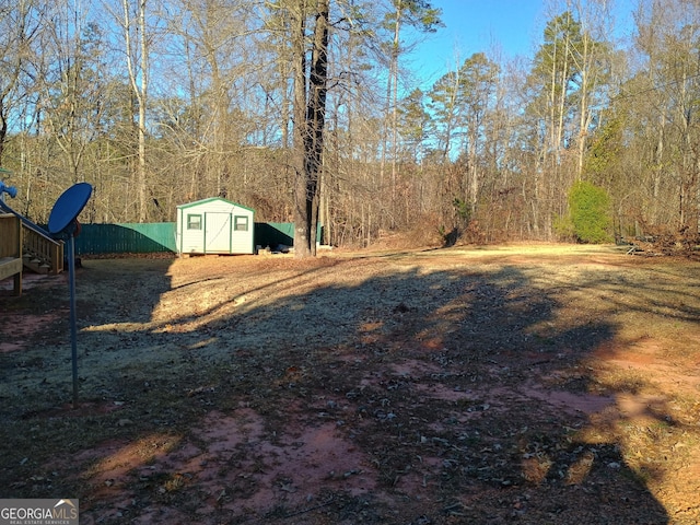 view of yard featuring a storage shed