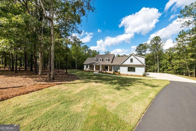 cape cod house featuring a front lawn