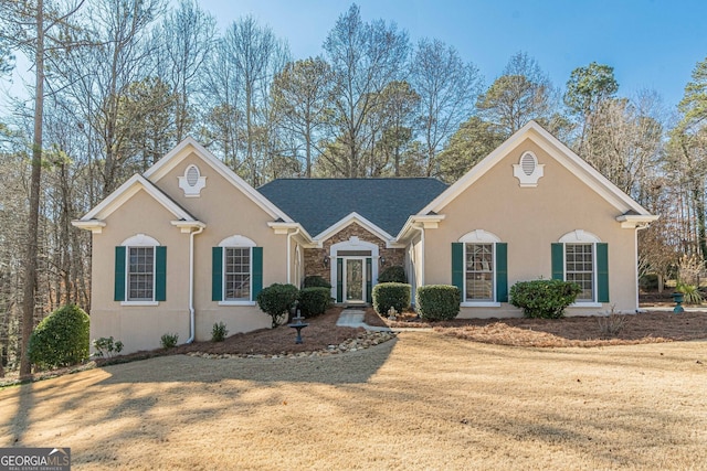 view of front of home featuring a front yard