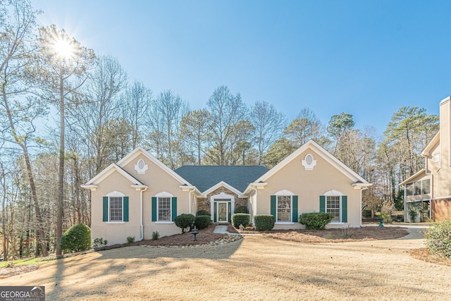 view of front of house featuring a front lawn