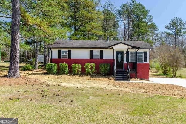 single story home featuring a front lawn