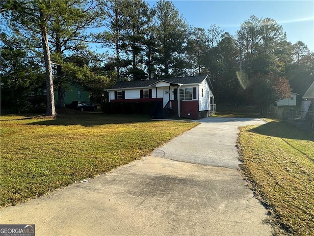 view of front facade with a front yard