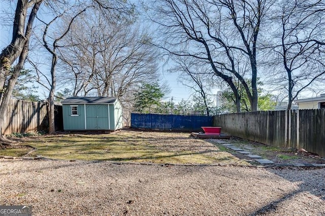 view of yard featuring a storage shed