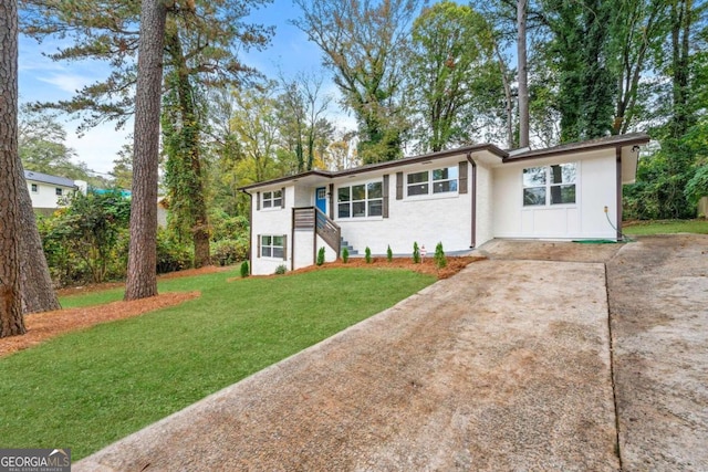 view of front of home featuring a front lawn