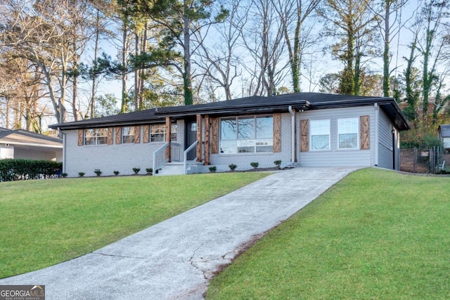 single story home featuring a front yard