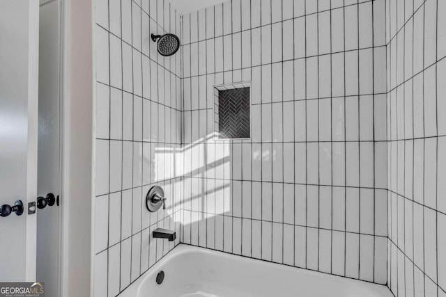 bathroom featuring tiled shower / bath combo