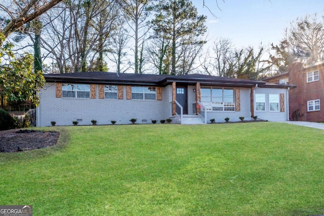 ranch-style home featuring a front lawn