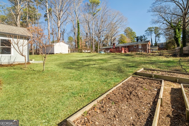 view of yard featuring a storage unit