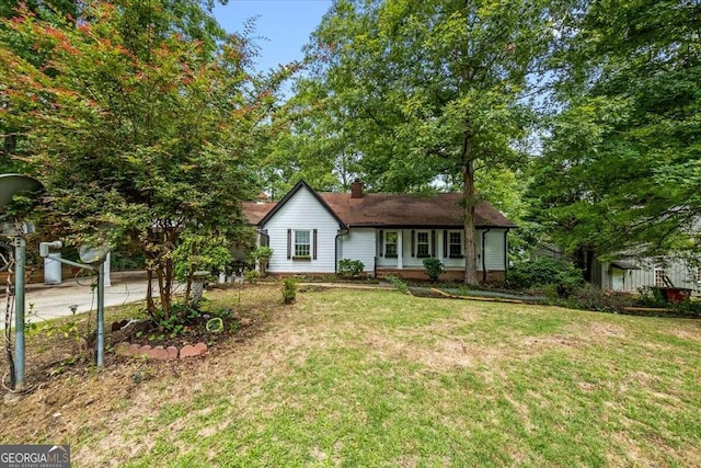 view of front of house featuring a front lawn