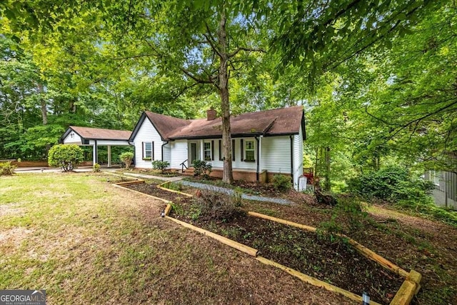 view of front facade with a front lawn