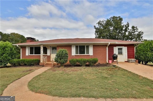 single story home with a front lawn