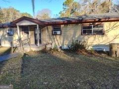 bungalow featuring a front lawn