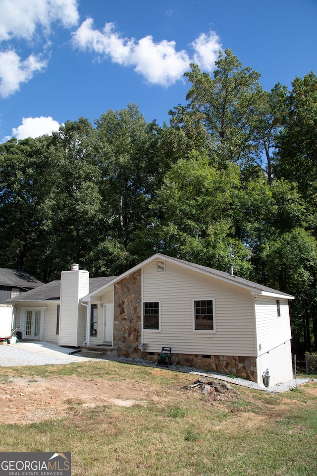 view of front of house featuring a front yard