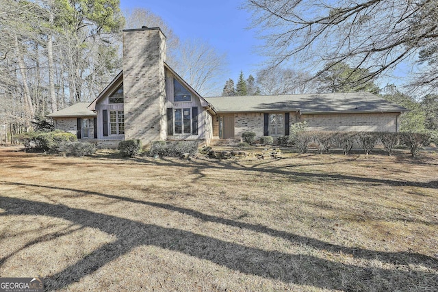 view of front of property with a front lawn