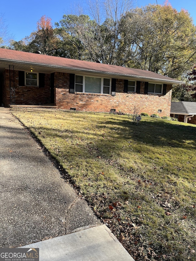 single story home with a front lawn