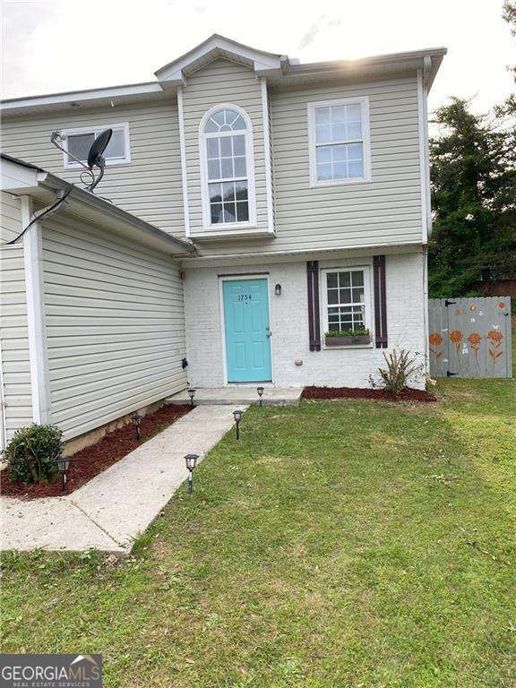 view of front of home featuring a front lawn