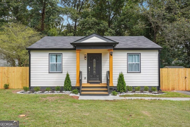 bungalow featuring a front yard