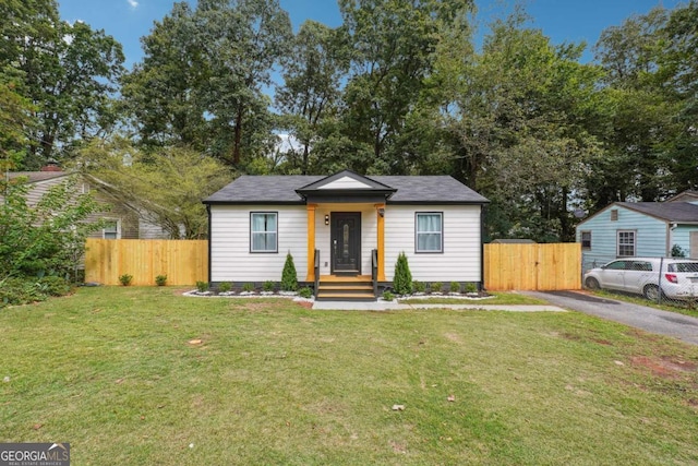 view of front facade featuring a front yard