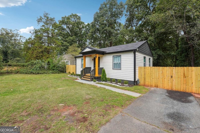 view of front of property featuring a front lawn