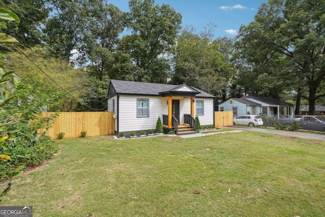 view of front of property featuring a front lawn