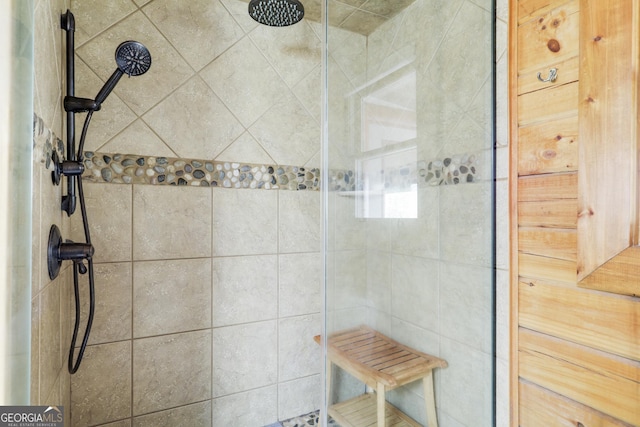 bathroom featuring a tile shower