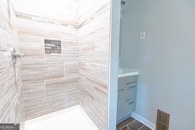 bathroom featuring a tile shower