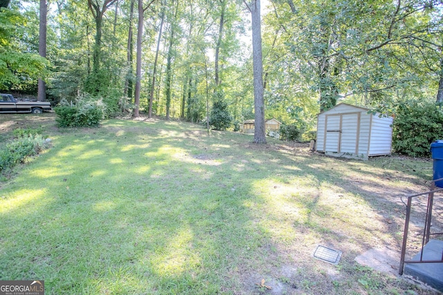 view of yard featuring a storage shed