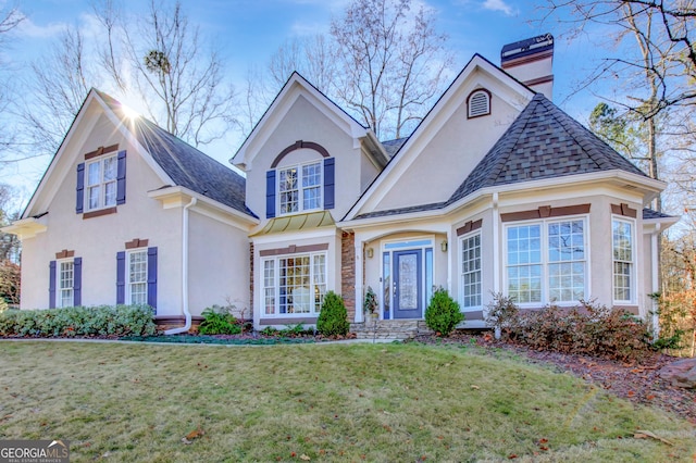 view of front of property featuring a front yard