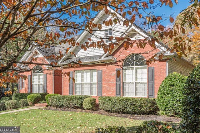 view of front facade featuring a front yard