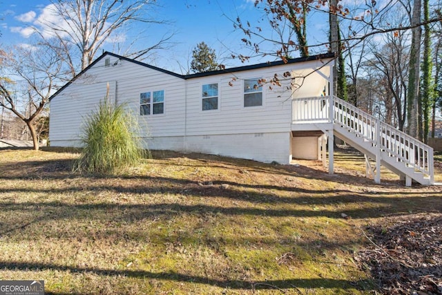 view of side of property featuring a yard