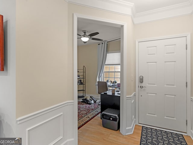 foyer featuring ceiling fan, ornamental molding, and light hardwood / wood-style flooring