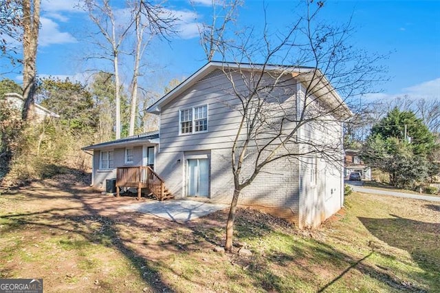 back of house featuring a yard