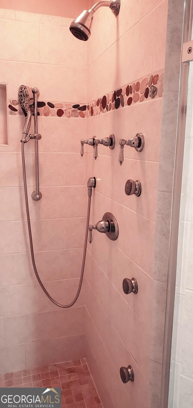 1030 Lake Haynes Dr NE, Conyers, GA 30012 - bathroom featuring tiled shower