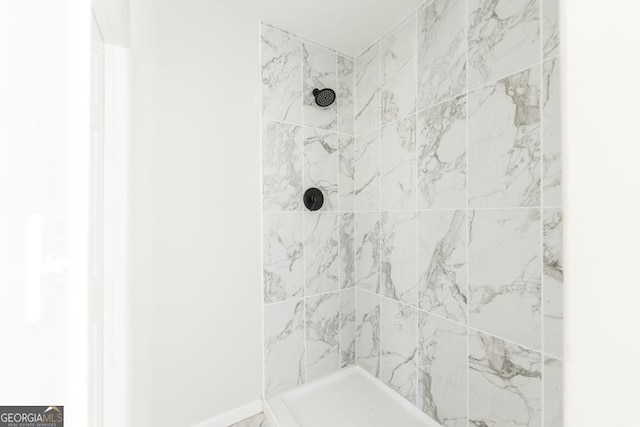 bathroom featuring a tile shower